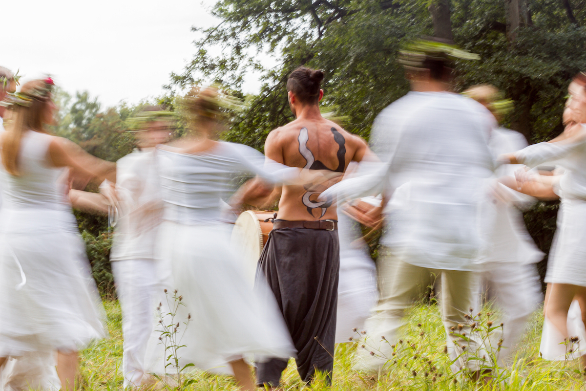 Une bonne partie de la journée est consacrée aux plans de danse bretonne. Pour les danseurs, reprendre sans fin la même chorégraphie finit par être éprouvant. Pour moi, c'est l'occasion de tester des choses, comme cette pose semi-longue accentuant le côté fantomatique des danseurs.