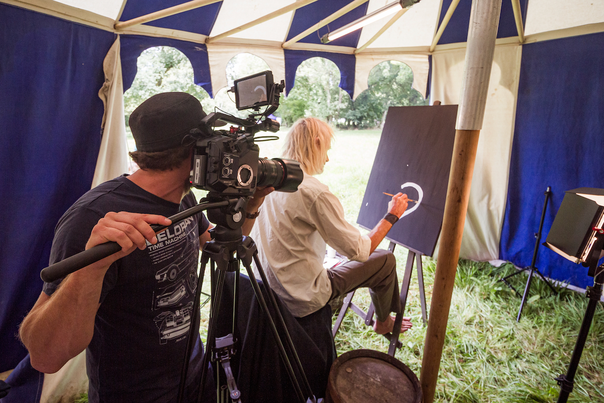 Le travail avec un acteur extérieur au groupe révèle aussi une autre facette de ce tournage. Les échanges deviennent plus précis quand il faut faire comprendre sa vision à quelqu'un qui n'a pas participé à la façonner. Je commence moi aussi à mieux comprendre ce que sera le produit fini.