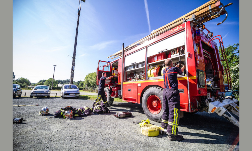 L'exercice est terminé. Avant de débriefer, les pompiers volontaires se débarrassent de leur tenue et rangent le matériel dans le camion.
