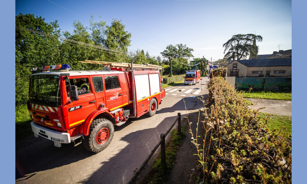 Deux camions de pompiers du SDIS de Plessé, "alertés" par la directrice, arrivent devant l'école où se déroulera l'exercice.
