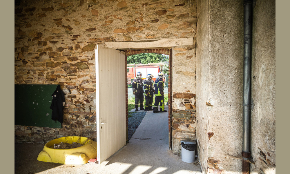 Les pompiers-volontaires sont arrivés dans les locaux de l'école où se déroule l'exercice. Guidés par la directrice, ils découvrent rapidement les lieux.