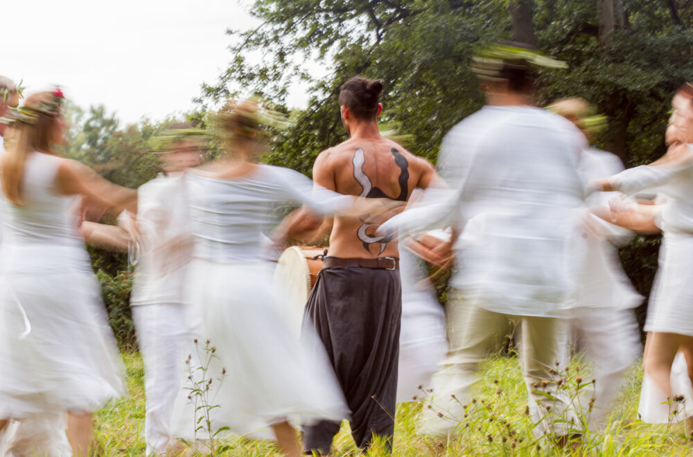 Une bonne partie de la journée est consacrée aux plans de danse bretonne. Pour les danseurs, reprendre sans fin la même chorégraphie finit par être éprouvant. Pour moi, c'est l'occasion de tester des choses, comme cette pose semi-longue accentuant le côté fantomatique des danseurs.