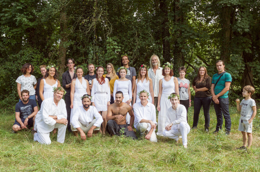 Fin de journée, et fin de tournage. Toute l'équipe se réunit pour une photo-souvenir... et déjà chacun attend avec impatience de voir le résultat de ces belles journées de travail.