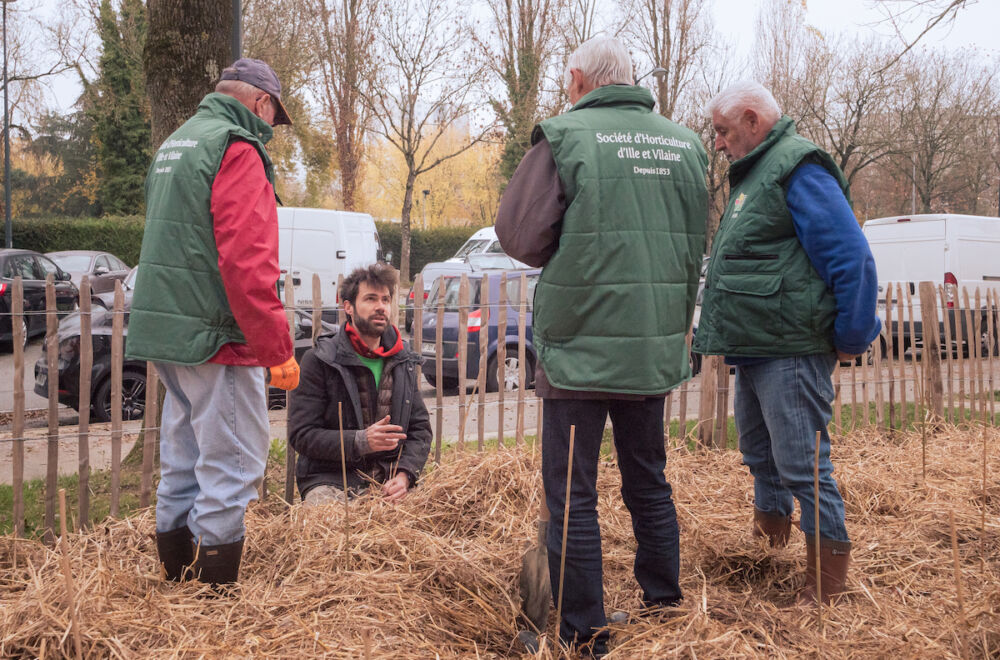 Xavier Dommange, de Coeur et Canopée, avec les membres de la Société d'horticulture d'Ille-et-Vilaine, avant l'arrivée des planteurs.