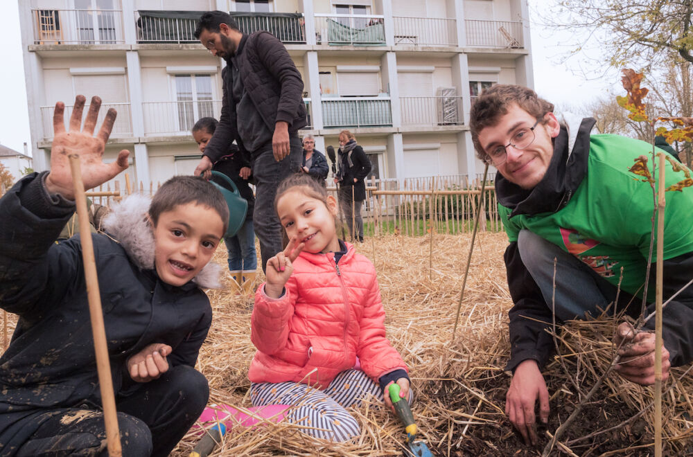 Les mains dans la terre et le sourire aux lèvres. "Il y a tout un aspect convivial qui est très important pour nous dans ce projet", précise Xavier Dommange. Pari réussi !