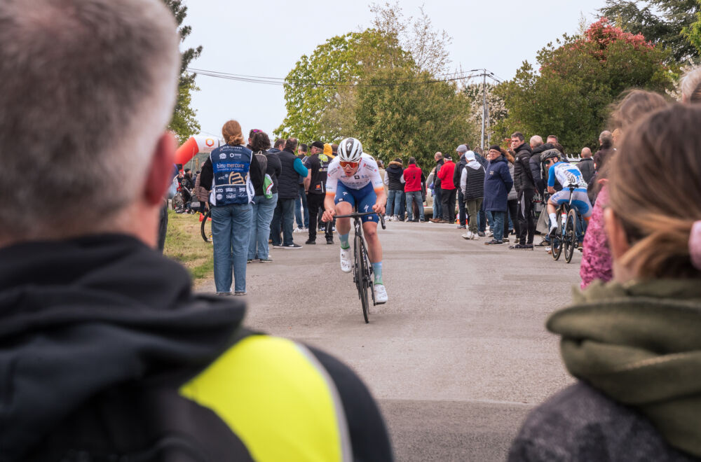 Un coureur arrive au sommet de la montée de Saint-Barthélémy, où se tiendra l'arrivée après 5 tours d'une dernières boucle.