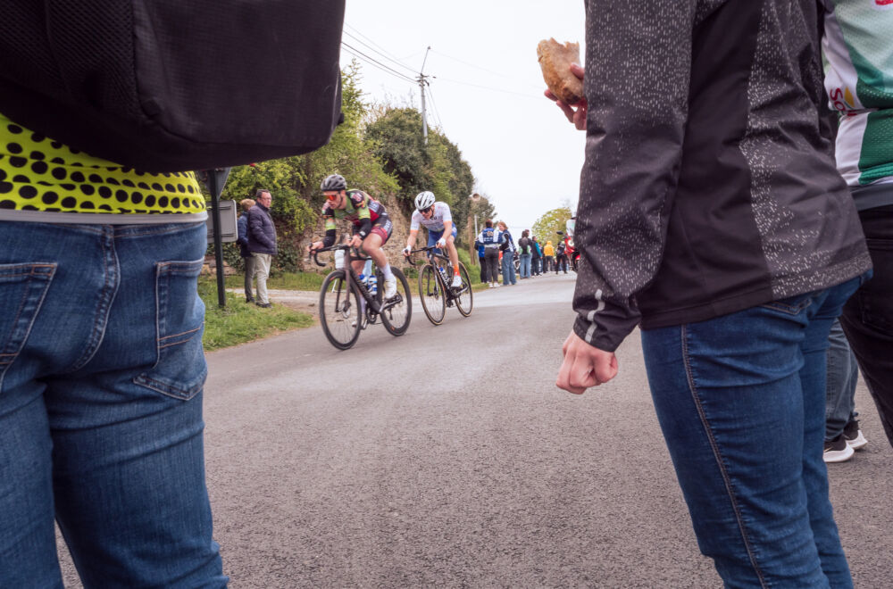 Deux coureurs arrivent au sommet de la montée de Saint-Barthélémy, où se tiendra l'arrivée après 5 tours d'une dernières boucle.