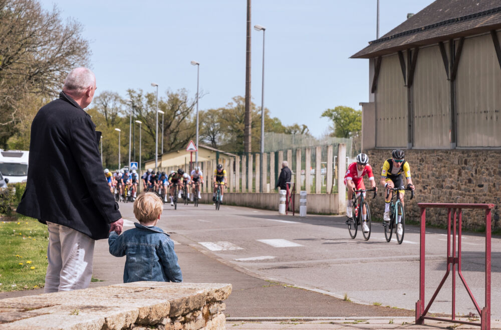L'arrivée du peloton à Bains-sur-Oust.