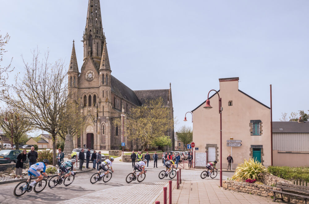 Le peloton à Bains-sur-Oust.
