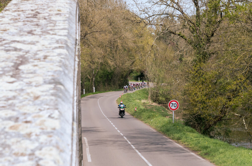 Les coureurs approchent du Pont d'Oust à Peillac.