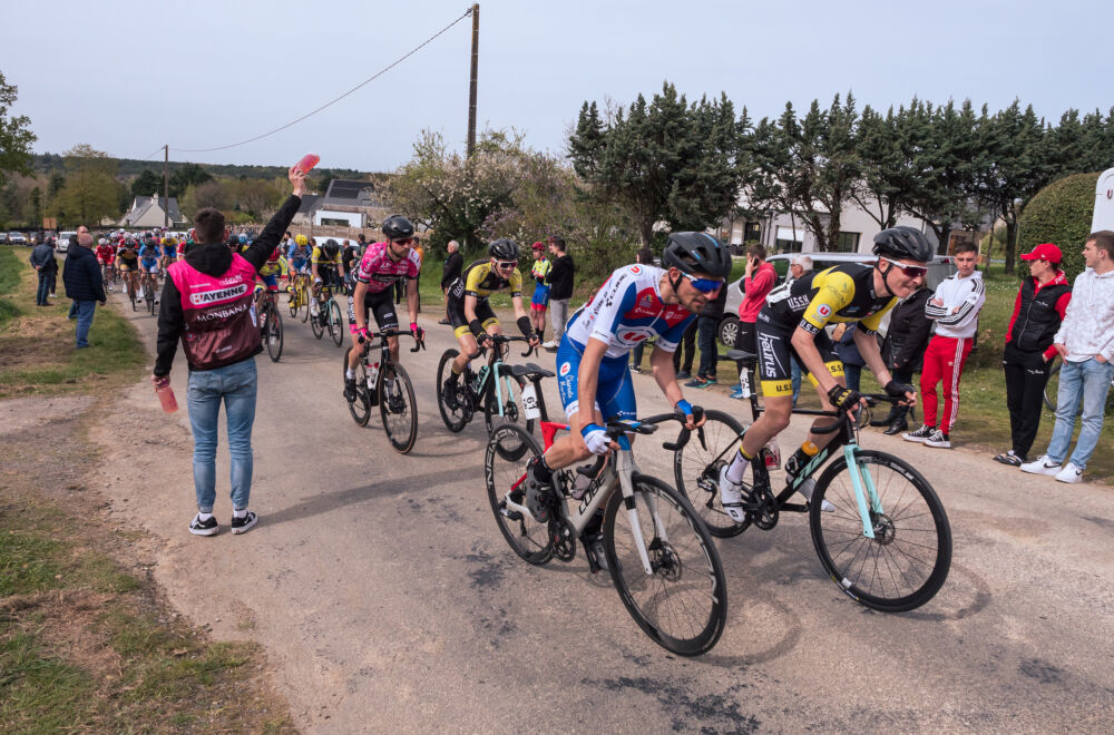 Au milieu de la montée de Saint-Barthélémy, où se tiendra l'arrivée, un ravitailleur interpelle un coureur de son équipe.