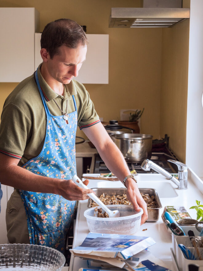 Préparation du repas. Chaque maison est un foyer familial que chacun, accueilli comme encadrant, participe à faire fonctionner, à hauteur de ses capacités.