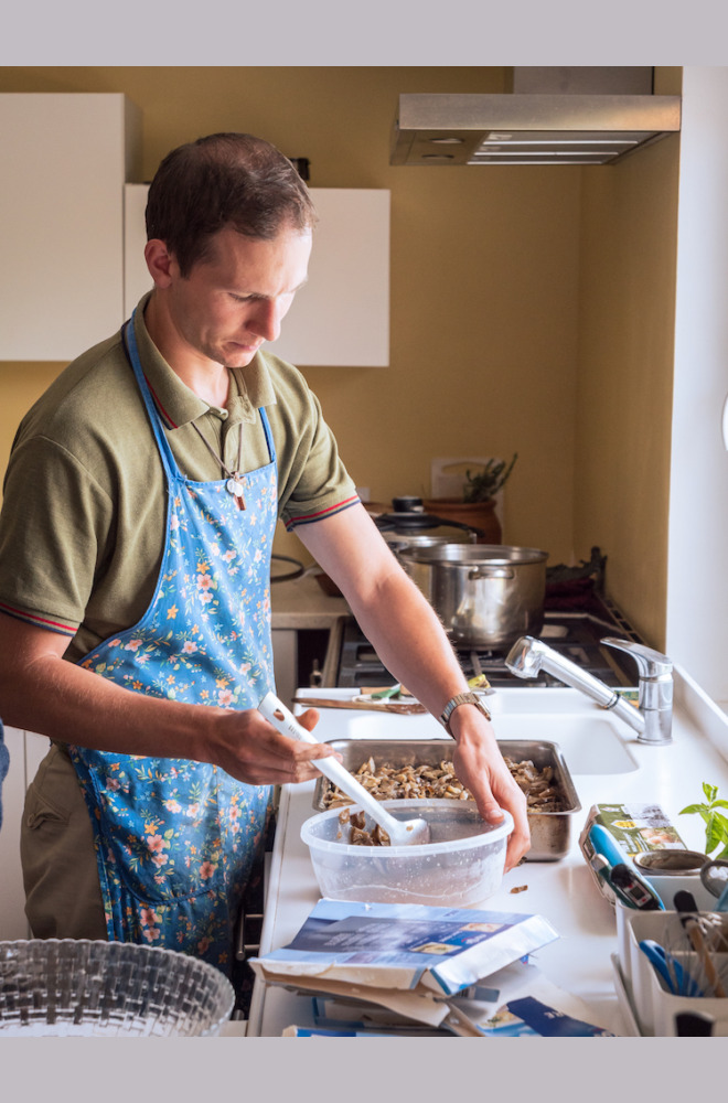 Préparation du repas. Chaque maison est un foyer familial que chacun, accueilli comme encadrant, participe à faire fonctionner, à hauteur de ses capacités.