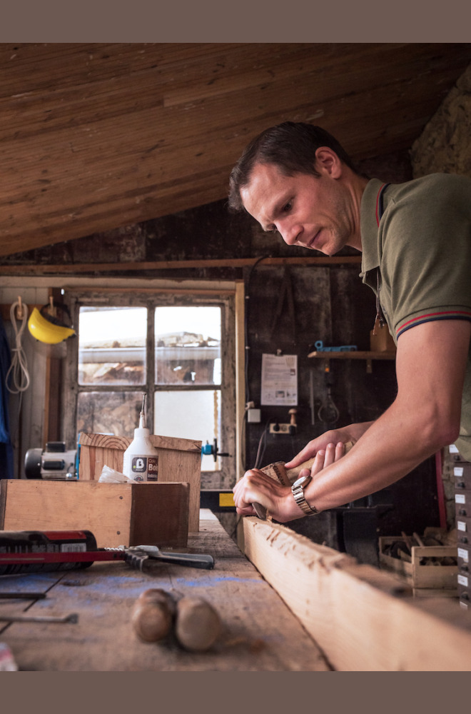 Le travail manuel est également mis en avant, en ce qu'il permet à chacun de retrouver le sens de l’effort et du travail bien fait, et de retrouver sa dignité en étant acteur de sa propre vie.