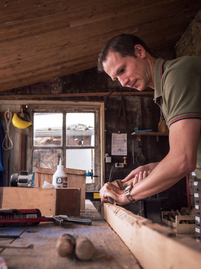 Le travail manuel est également mis en avant, en ce qu'il permet à chacun de retrouver le sens de l’effort et du travail bien fait, et de retrouver sa dignité en étant acteur de sa propre vie.