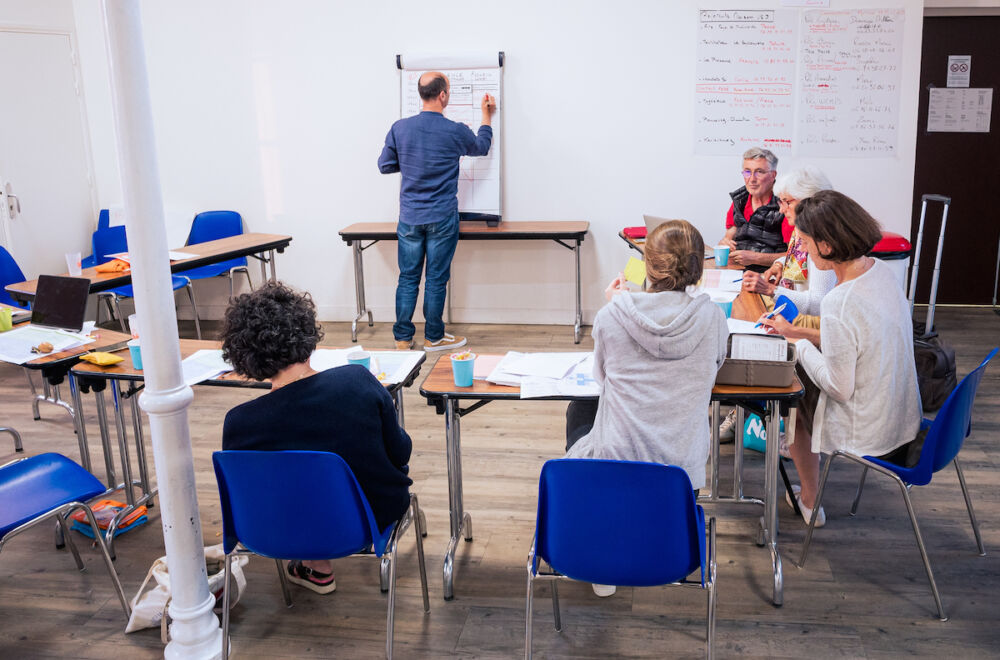 Dernier briefing avec les responsables des bénévoles, la veille de l'arrivée des familles.