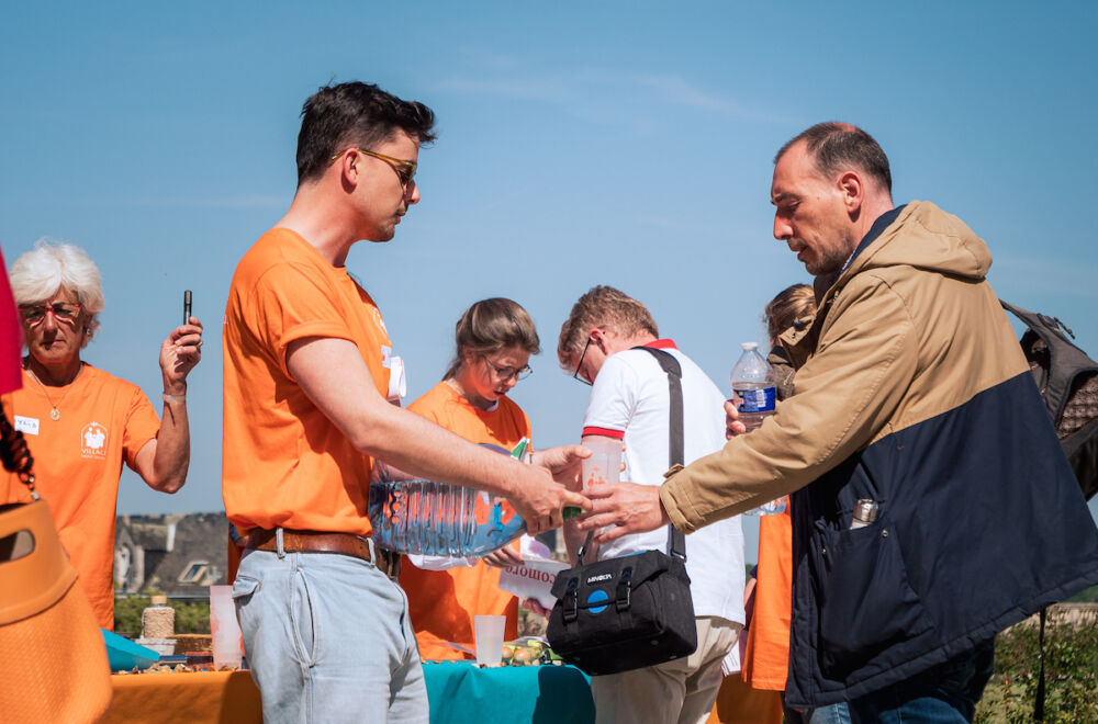 Accueille des familles sur l'esplanade du sanctuaire de Montligeon.
