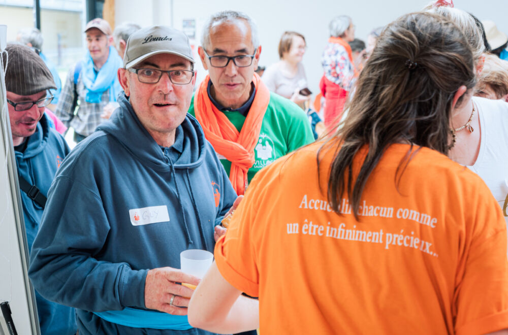 Accueille des familles sur l'esplanade du sanctuaire de Montligeon.
