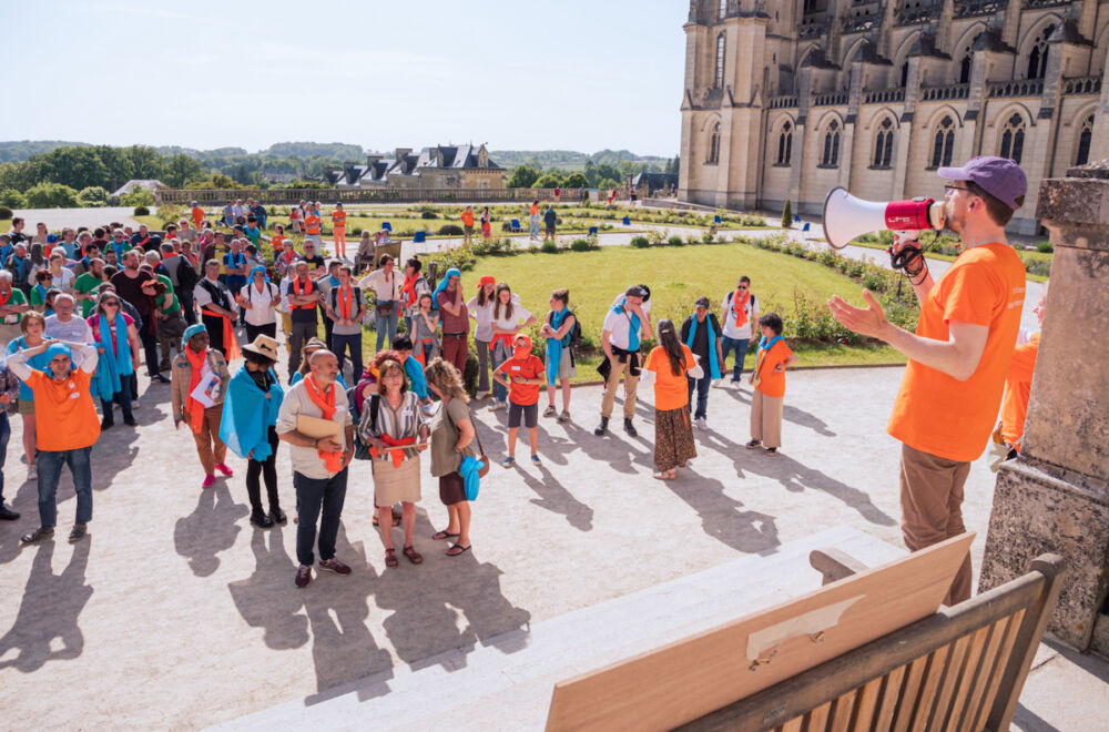 Mise en place de l'ensemble des participants pour former le mot "JOIE", qui sera ensuite pris en photo par un drone.
