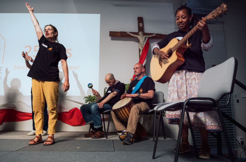 Chaque maison se présente, chacune à sa façon : chant, scènette de théâtre, sketchs.