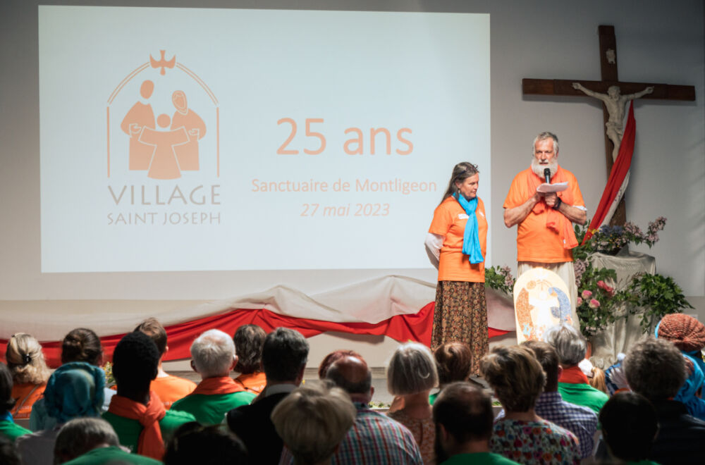 Nathanaël et Katia Gay, fondateurs du Village Saint-Joseph, reviennent sur cette expérience devant l'ensemble des membres des familles.