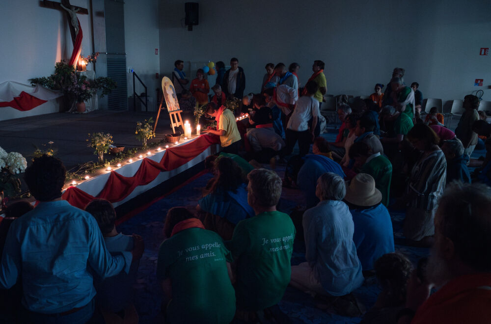 Pendant la grande soirée de partage, de joie et de prière.