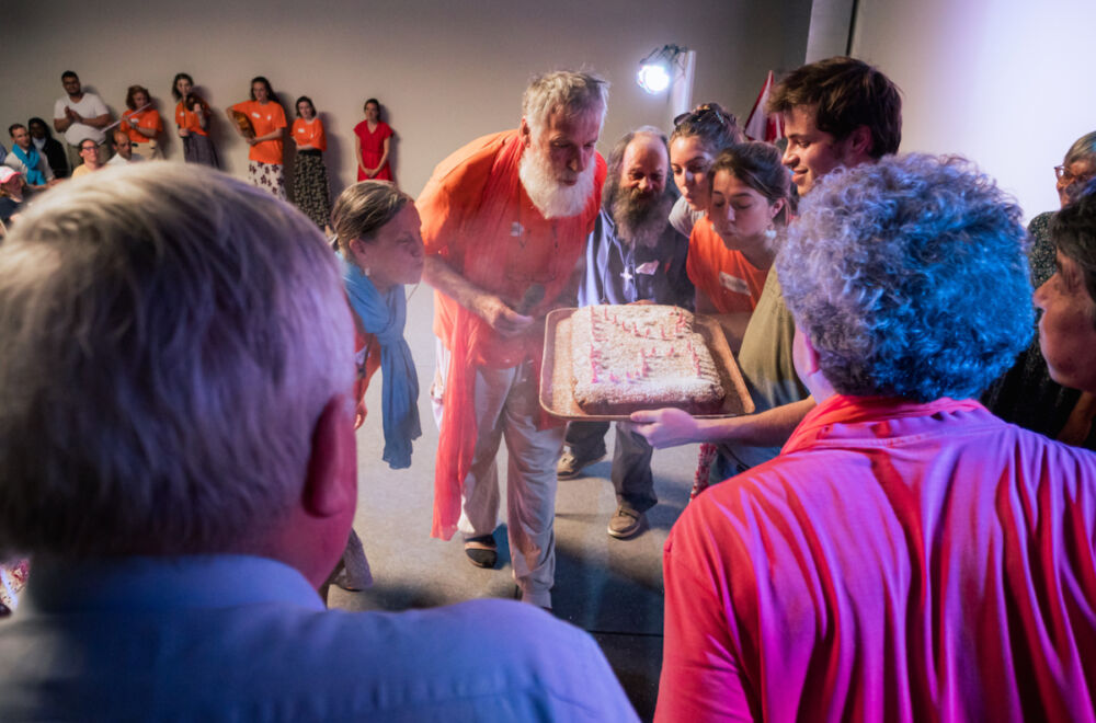 Nathanaël et Katia Gay, leurs enfants et les cofondateurs du Village Saint-Joseph, soufflent les bougies du gâteau d'anniversaire.