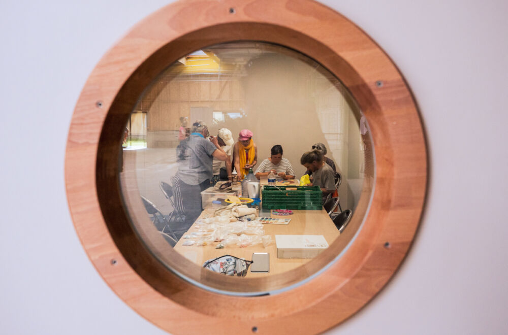 Atelier mosaïque dans les locaux du sanctuaire de Montligeon. Ce travail, entamé dans chacune des maisons en amont de l'anniversaire, sera mis en commun pendant le week-end.