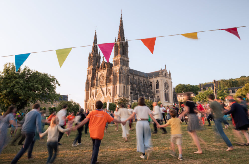 Soirée de fête au pied de l'abbatiale de Montligeon.