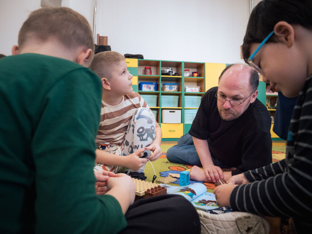 Moment de partage avec les enfants autour d'un Lego.