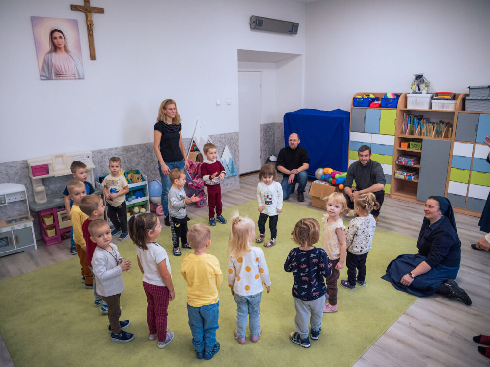 Les enfants accueillent les volontaires de Ouest-Est en chantant une chanson.