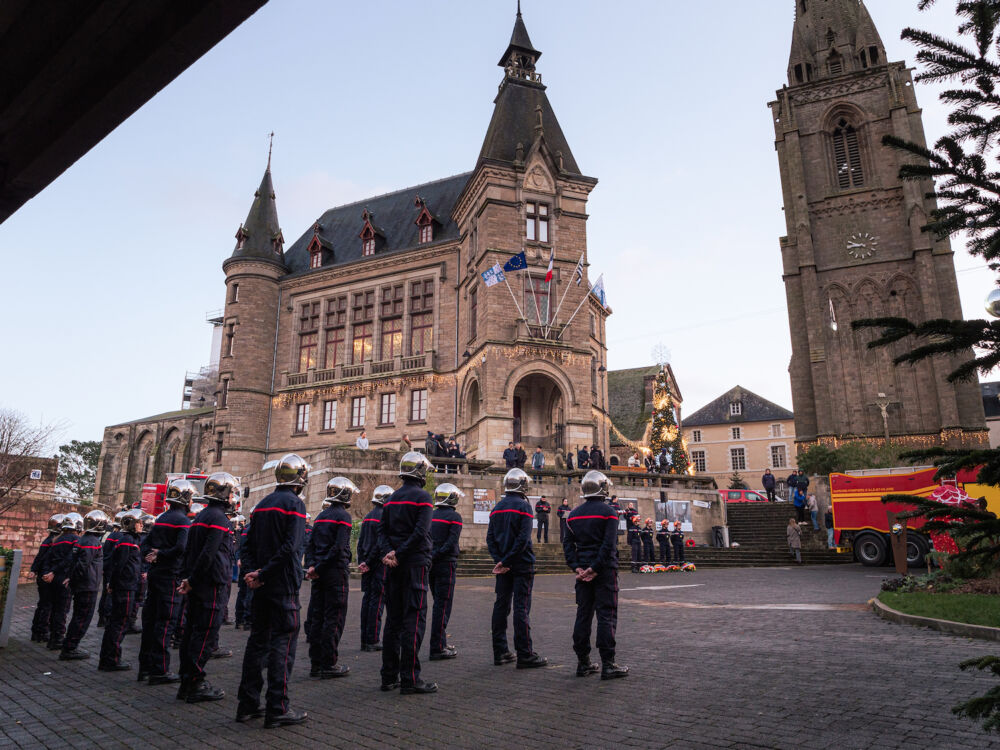 Les pompiers de Redon ont tenu une cérémonie pour fêter la Sainte-Barbe au coeur de Redon, au pied de la mairie et de l'abbatiale.