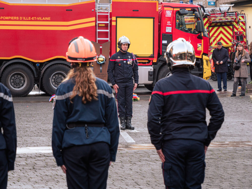 Le chef de centre de Redon, le lieutenant Vincent Hamon, a ensuite décoré plusieurs de ses pompiers, professionnels ou volontaires.