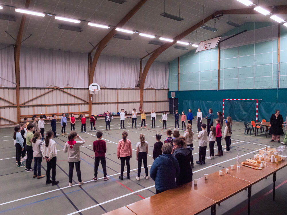 Les enfants de la chorale à l'échauffement juste avant de monter sur scène.