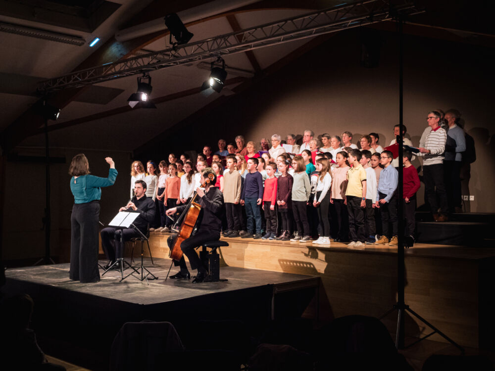 Le moment que tout le monde prépare depuis des semaines est enfin arrivé : la chorale et les professionnels présentent leur travail au public, nombreux.