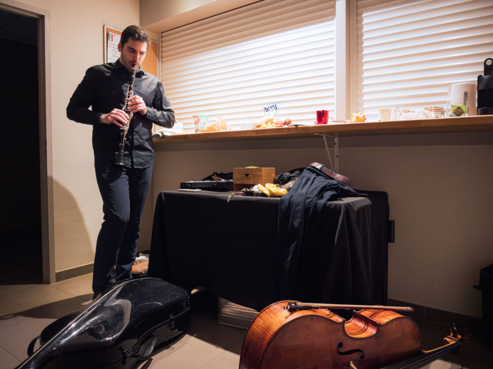 Entre les deux parties du concert, dans la loge des artistes, Raphaël Sévère vérifier la justesse de sa clarinette.