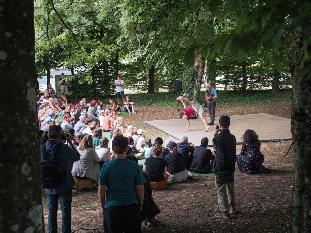 La compagnie la Barque a proposé à deux reprises sont spectacle "Tarmac" dans un joli écrin de verdure à l'extrémité du site du festival. Une danseuse, un accordéon, une improvisation entre humour et poésie, et un moment de douceur dans une ombre bienvenue.