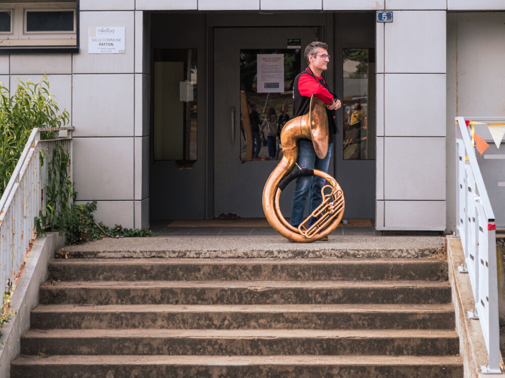 Un membre des Fonk'Farons attend ses camarades devant sa loge, quelques instants avant d'aller animer un apéro musical...