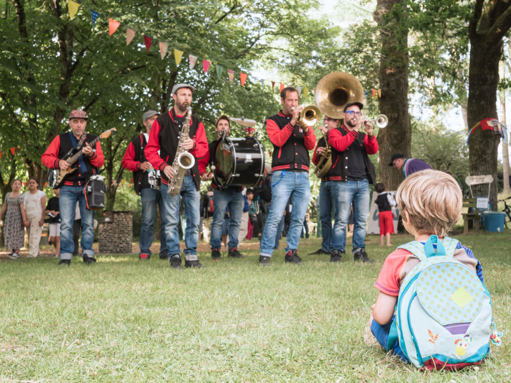 ... qui a conquis au moins un des spectateurs présents, cette photo-preuve à l'appui. Ils étaient bien plus nombreux derrière le photographe, mais s'ils avaient voulu être sur la photo ils n'avaient qu'à avoir un aussi beau sac-à-dos et une aussi jolie tignasse blonde.
