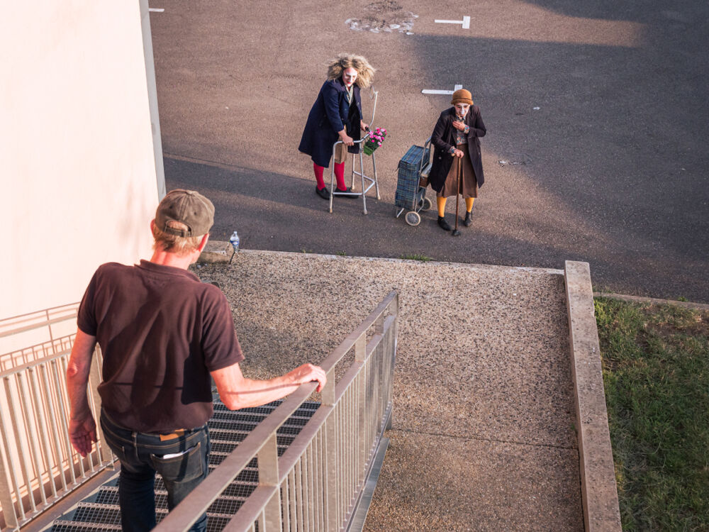 Les deux Germaines de la compagnie Quand les moules auront des dents se préparent en coulisse, pendant qu'un bénévole du festival vaque à ses occupations.