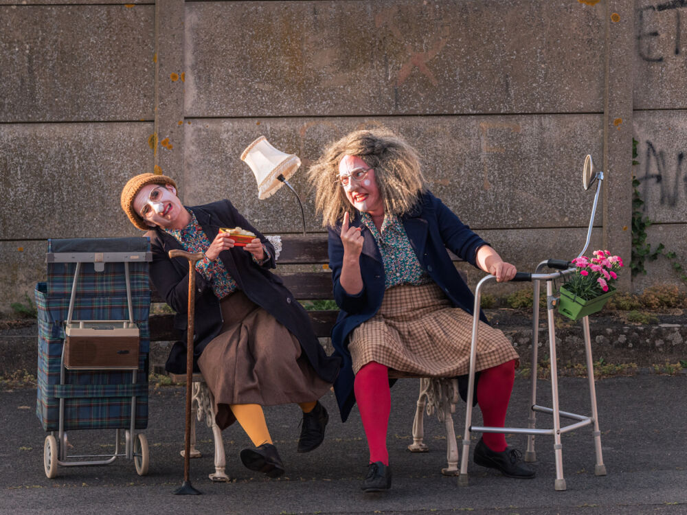 La compagnie Quand les moules auront des dents en représentation est terriblement dure à photographier. La faute aux larmes de rire qui brouillaient mon regard... On n'a pas des métiers faciles, quand même.