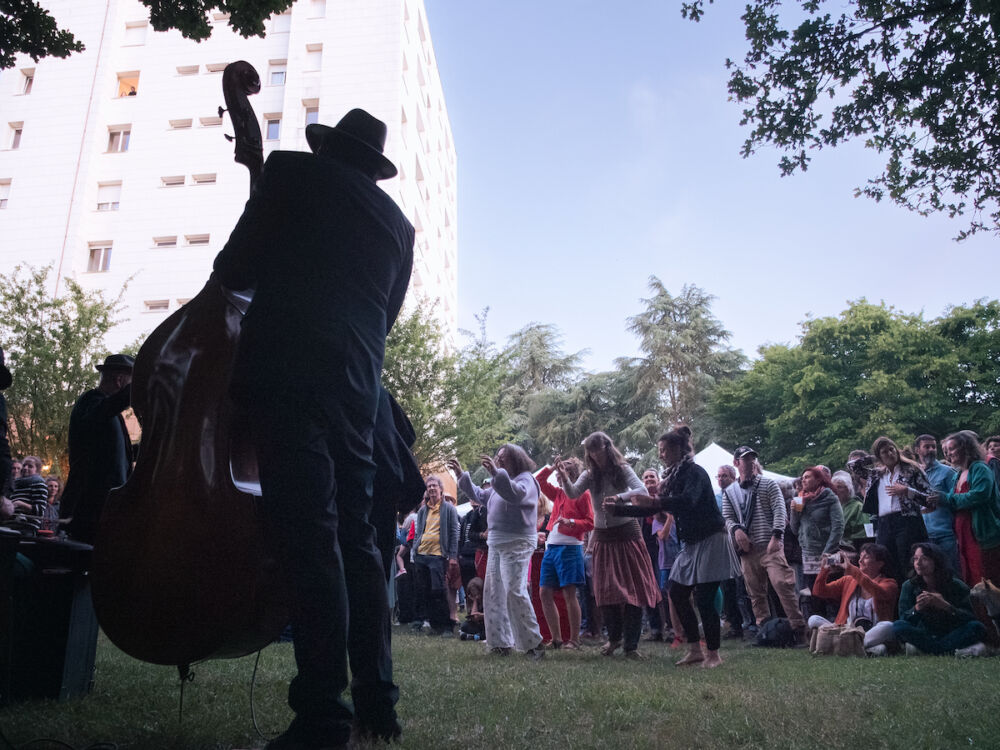 Les rythmes parfois étranges de cette musique des pays de l'Est de l'Europe n'ont pas empêché une partie de la foule de danser avec enthousiasme.