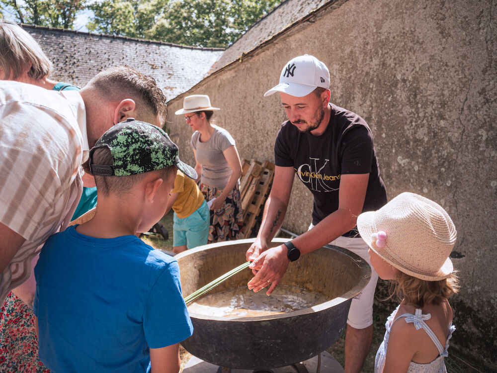 À l'issue de la messe, les participants à la fête de la chapelle de Saint-Jean-d'Épileur, à Sainte-Marie (35), le 22 juin 2025, ont pu "sonner les bassins" : des tiges de joncs mouillées font vibrer de grandes bassines à confiture. Une tradition locale pour fêter l'arrivée de l'été.