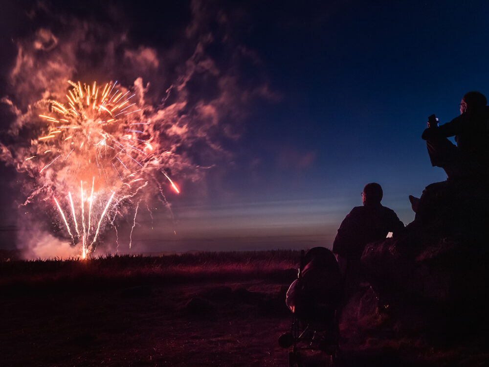 Cette année en Bretagne, pour espérer avoir un feu d'artifice pour le 14 juillet, le mieux était de se déplacer vers la côte : beaucoup ont dû être annulés à cause du temps trop sec. Nous sommes donc allés admirer celui de la pointe de Pen Lan à Billiers.