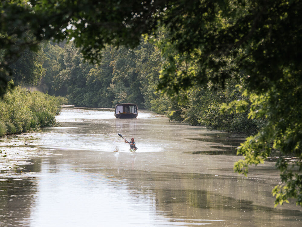 Je retrouve Léa à Pont-Miny, sur la commune de Fégréac. Elle arrive au bout du canal, suivie par son équipe.