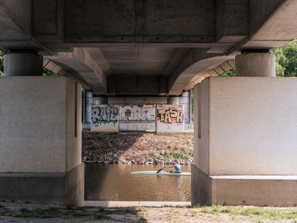 Passage du pont de la D773 sur le canal de Nantes à Brest, juste avant l'arrivée à la Maison du canal de Pont-Miny