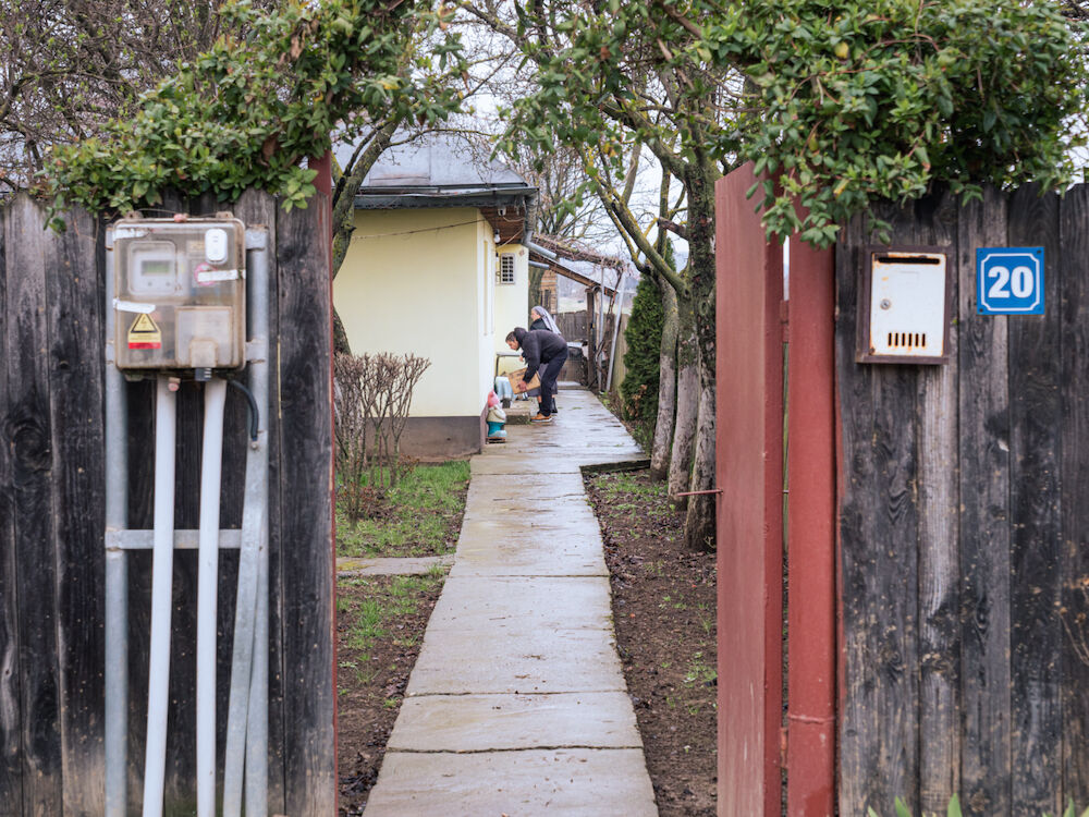 Visite à une vieille femme seule qui peine à survivre avec une toute petite retraite. Nous lui apportons un colis de nourriture et du bois pour son poêle.