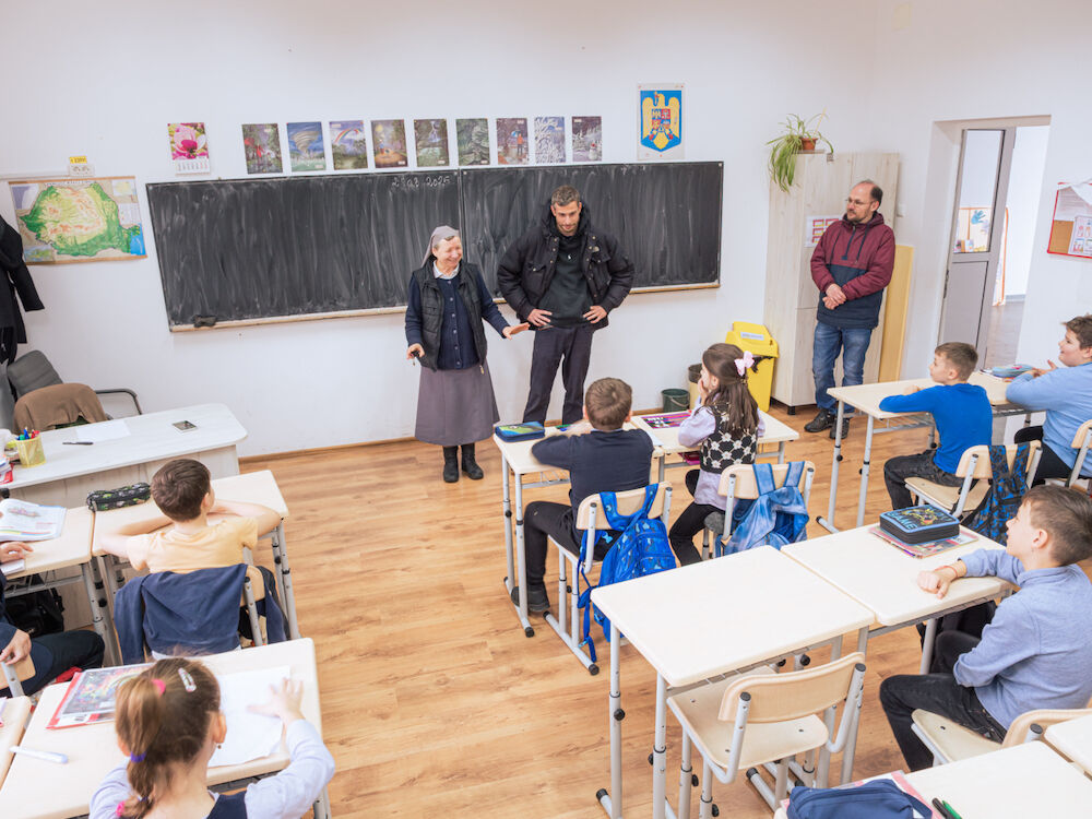 Nous visitons une école située juste en face de la maison des religieuses. Les enfants nous posent des questions sur la France, sur ce que nous pensons de la Rouomanie.