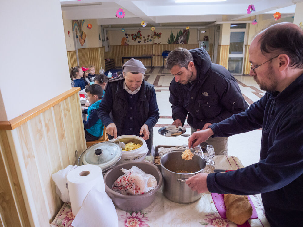 Les Sœurs accueillent chaque samedi des enfants des familles les plus défavorisées des quartiers autour. Nous leur servons un repas
