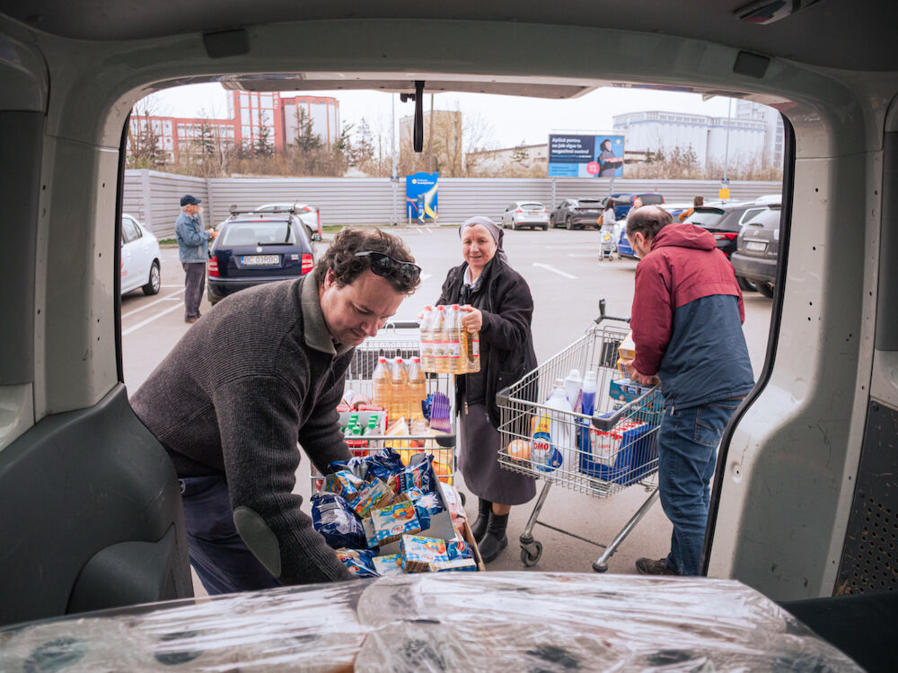 Chargement des courses dans le véhicule des sœurs.